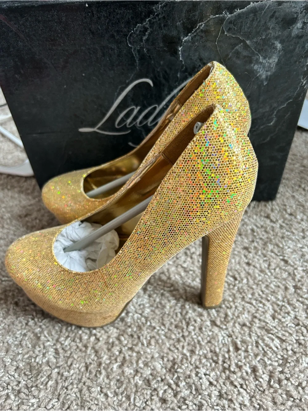 Lady Luxe Gold Glitter 5” Platform Pumps size 5.5